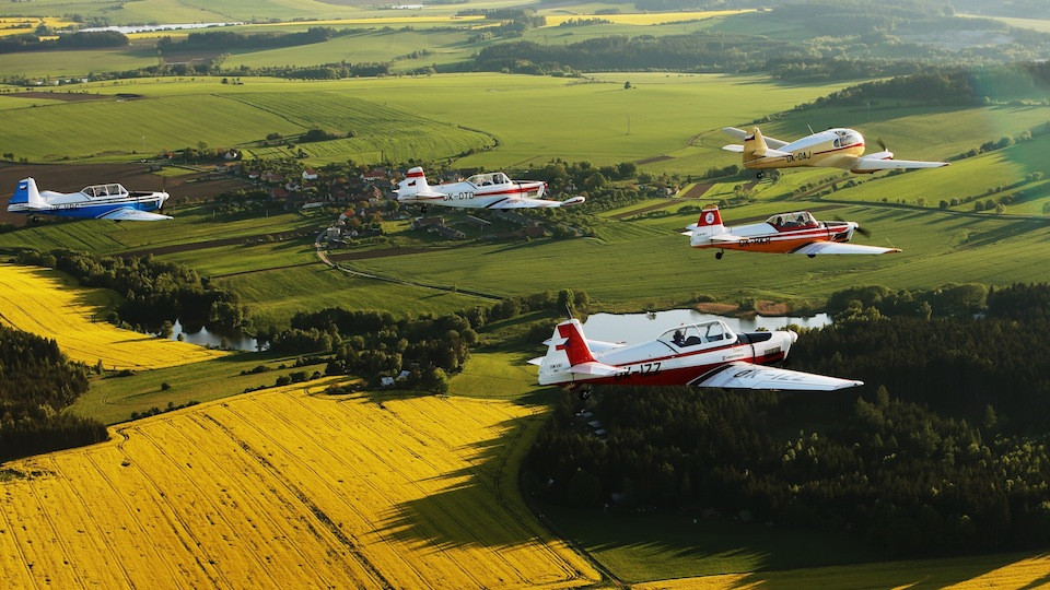 skupina historických letadel - vedoucí Aero 145 a 4x Zlín trener